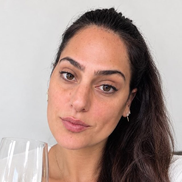 חן בר עם כוס יין לבן